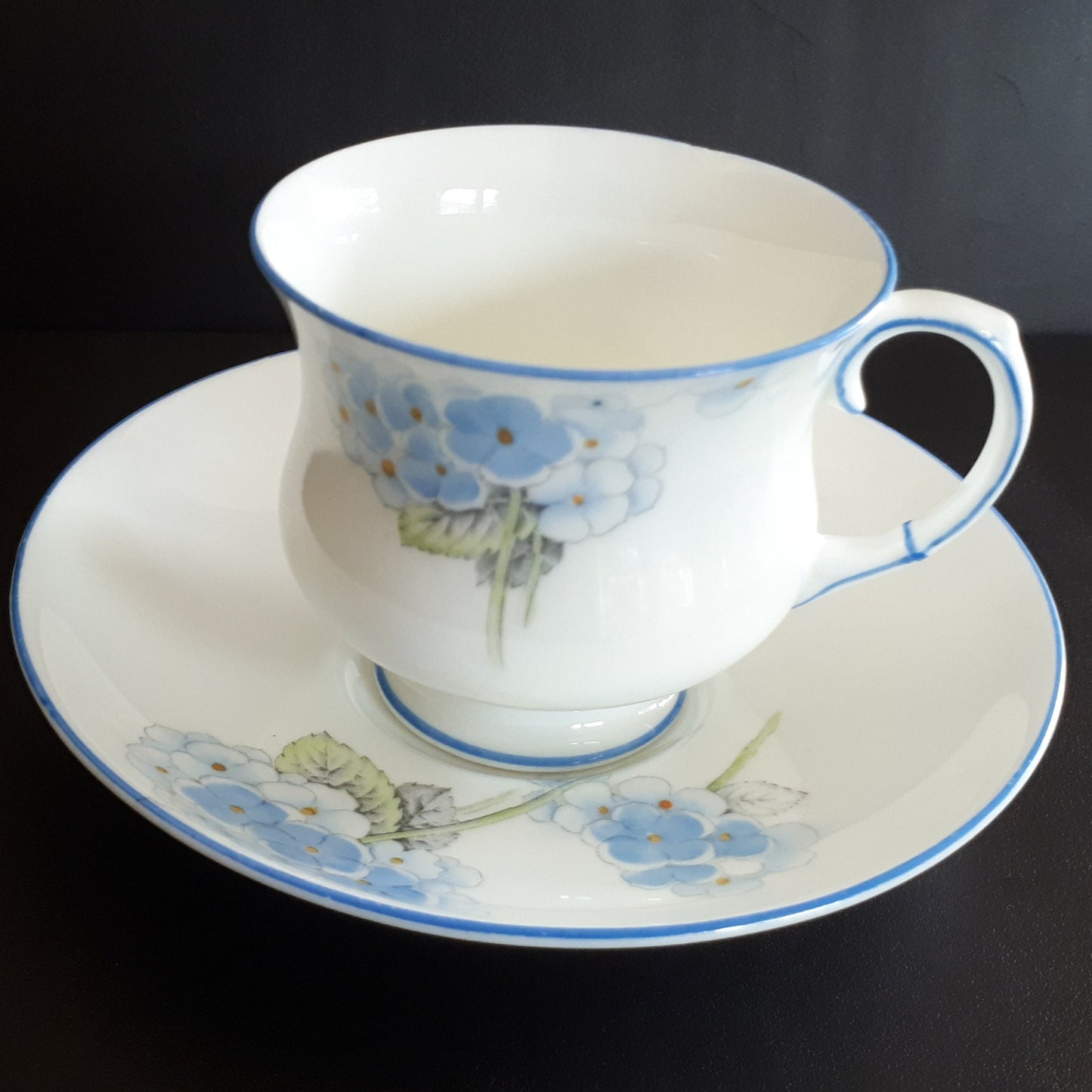 Vintage Beautiful Paragon purple lavender floral fine china teacup & saucer