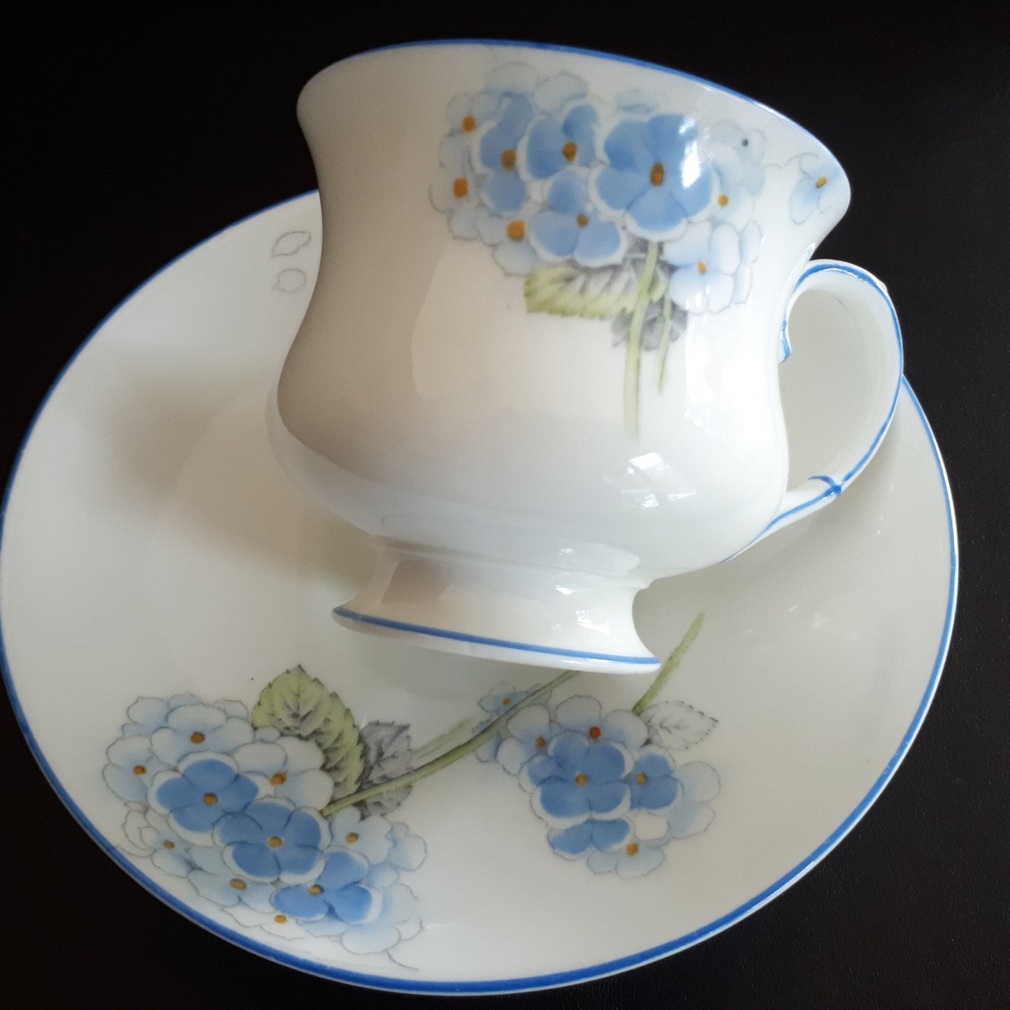 Vintage Beautiful Paragon purple lavender floral fine china teacup & saucer