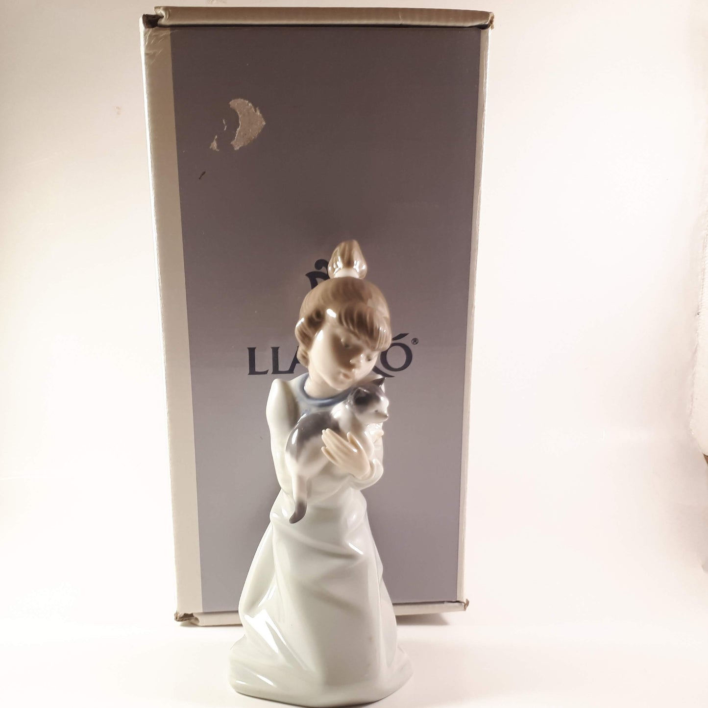 Lladro 5712 "Sleepy Kitten" girl holding a kitty cat in her arms with box