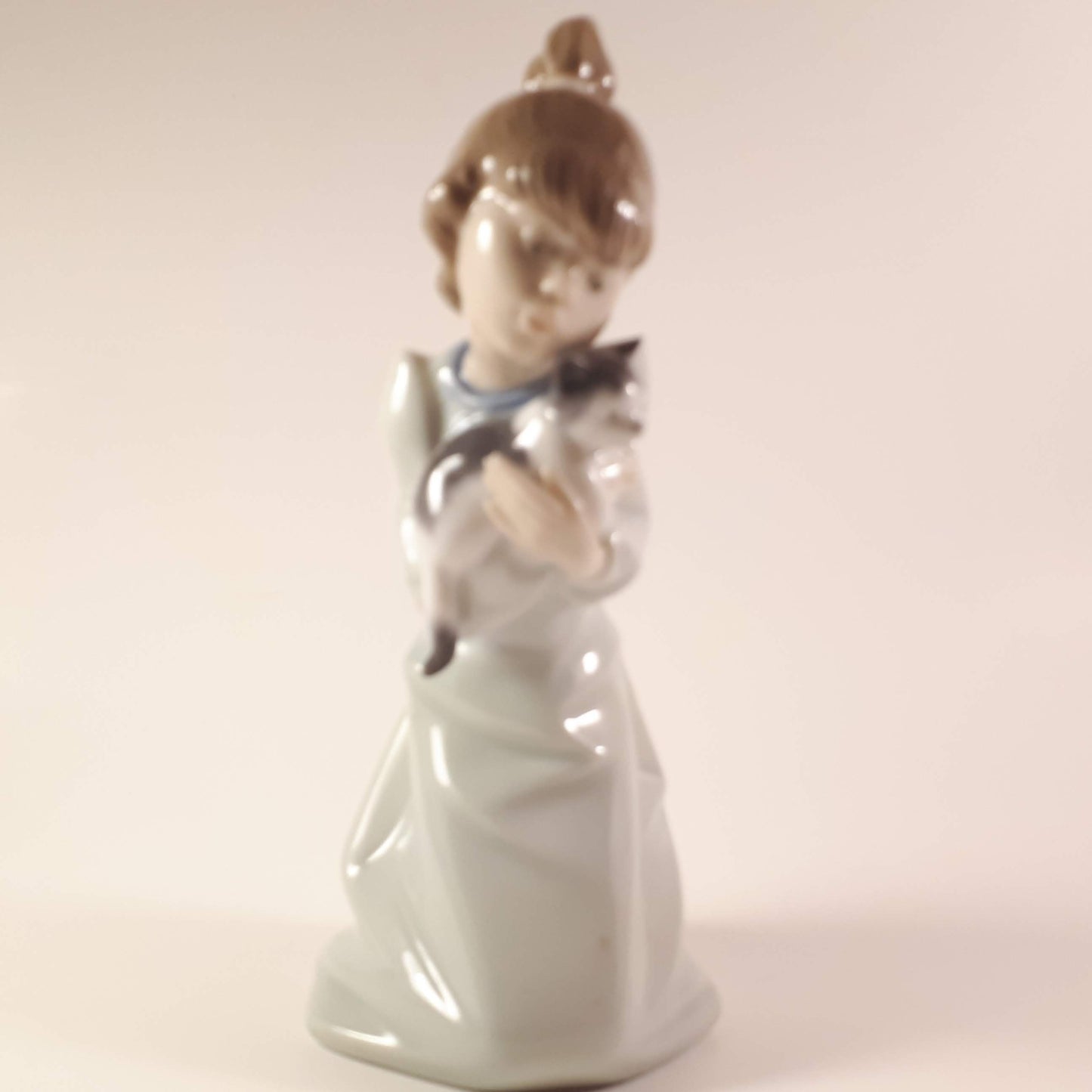 Lladro 5712 "Sleepy Kitten" girl holding a kitty cat in her arms with box