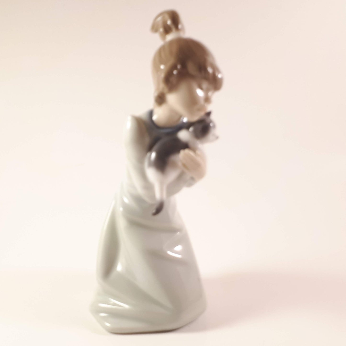 Lladro 5712 "Sleepy Kitten" girl holding a kitty cat in her arms with box
