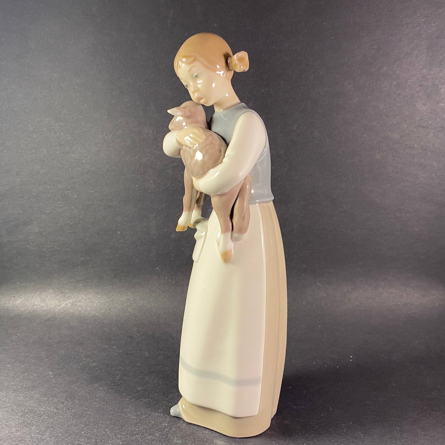 Lladro Girl with Lamb 8 1/2" Porcelain Figurine #1010 with original Box