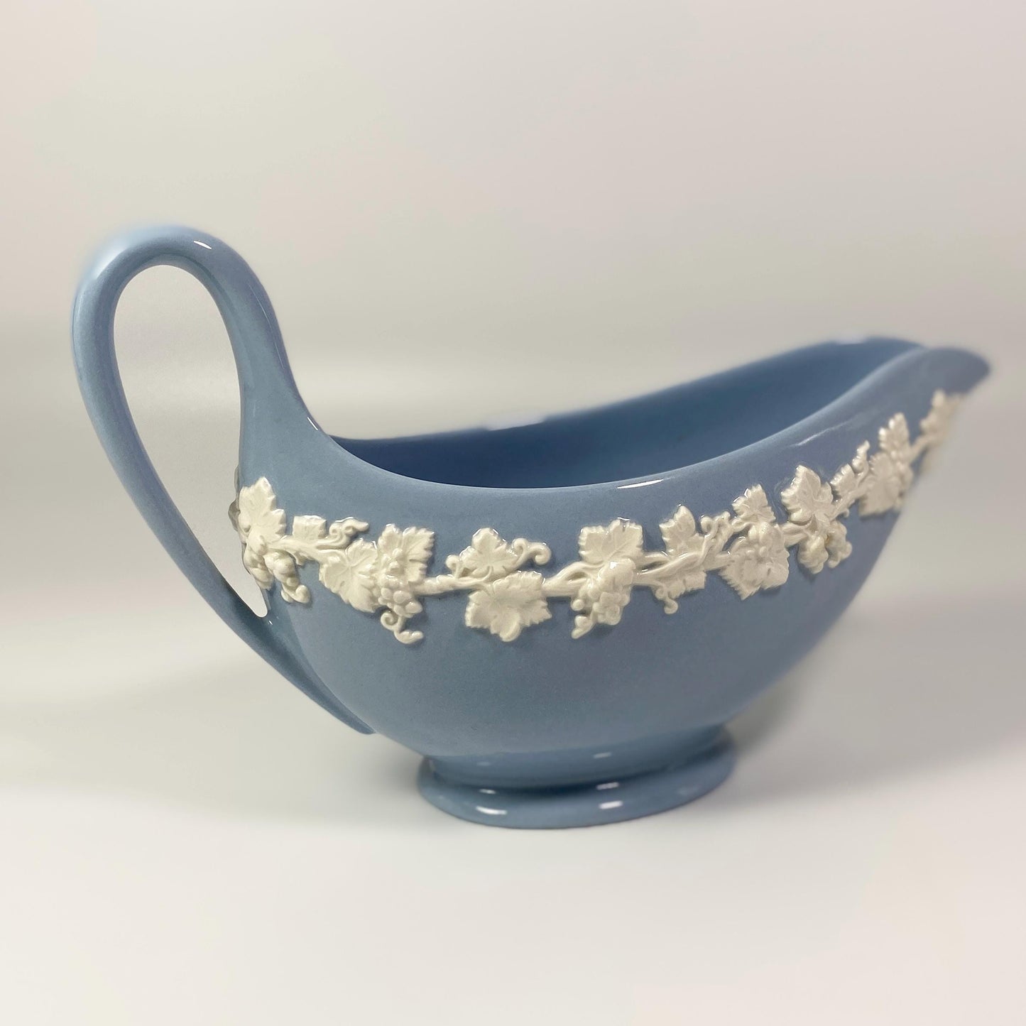 1950s Wedgwood cream on lavender Etruria Barlaston Queens ware gravy boat with matching plate