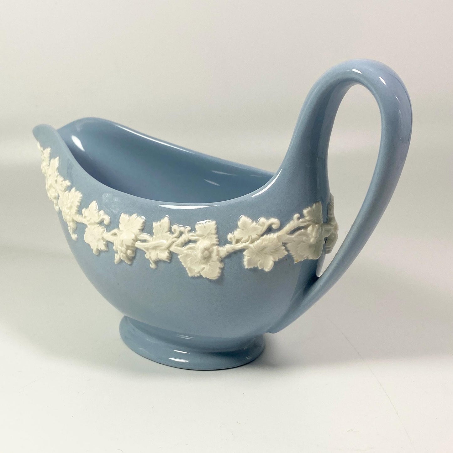 1950s Wedgwood cream on lavender Etruria Barlaston Queens ware gravy boat with matching plate