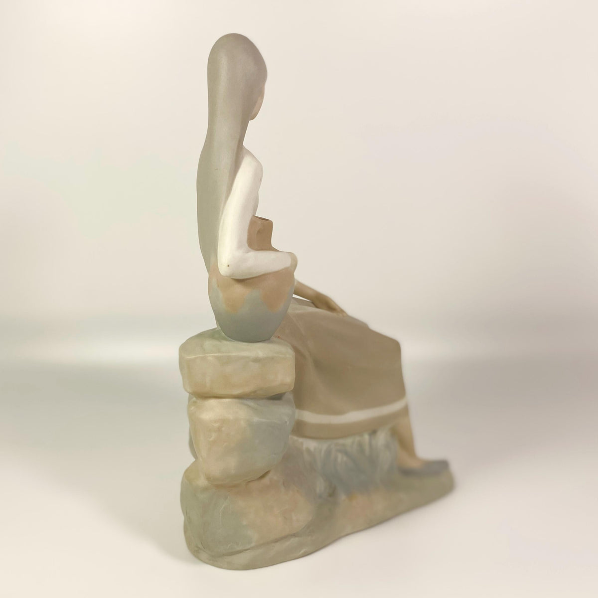 Nao by Lladro " girl sitting on rocks with jug " 9.5” tall porcelain figurine - Vtg