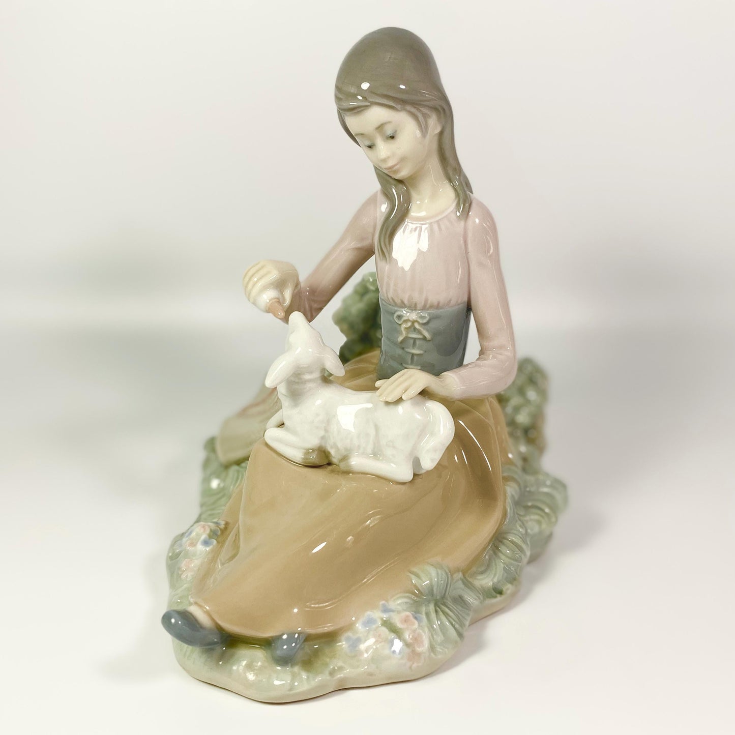 Lladro Figurine Little Bo Peep Feed time girl feeding lamb #1312 Retired Mint