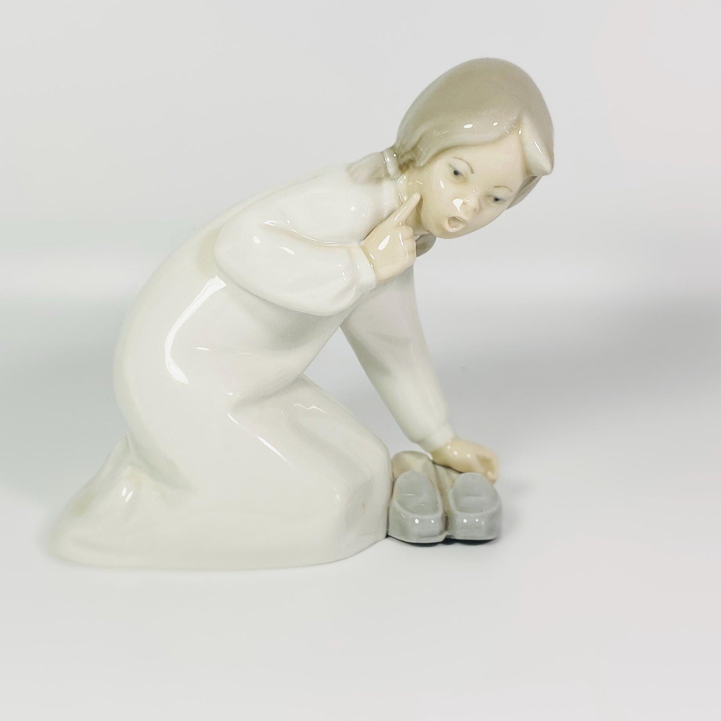 Retired VTG Lladro’ Little Girl With Slippers Porcelain Figurine Made 1977 -1984