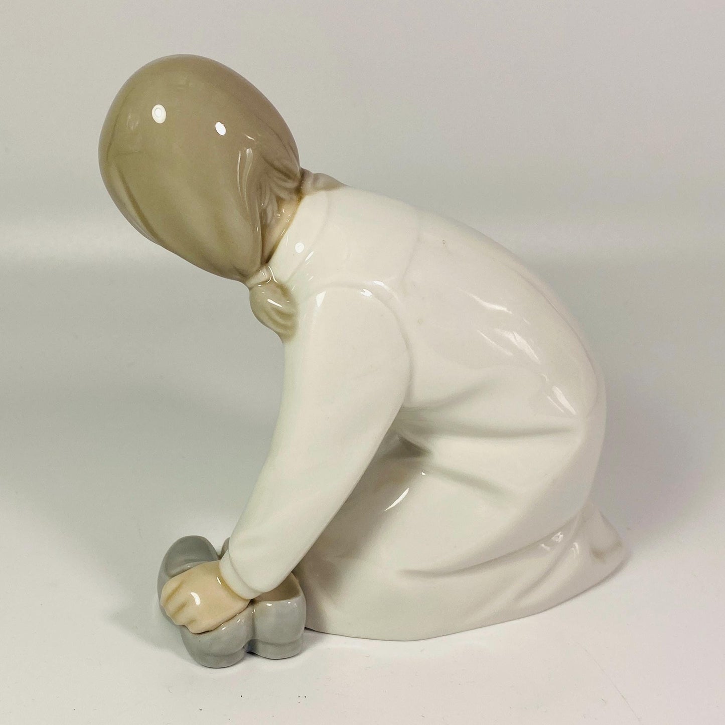 Retired VTG Lladro’ Little Girl With Slippers Porcelain Figurine Made 1977 -1984