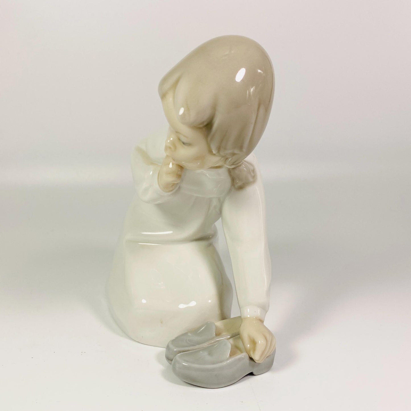 Retired VTG Lladro’ Little Girl With Slippers Porcelain Figurine Made 1977 -1984