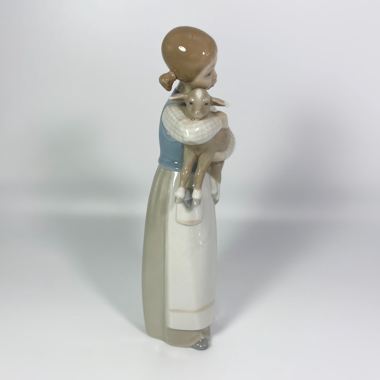 Lladro Girl carrying Lamb #1010 Porcelain Figurine