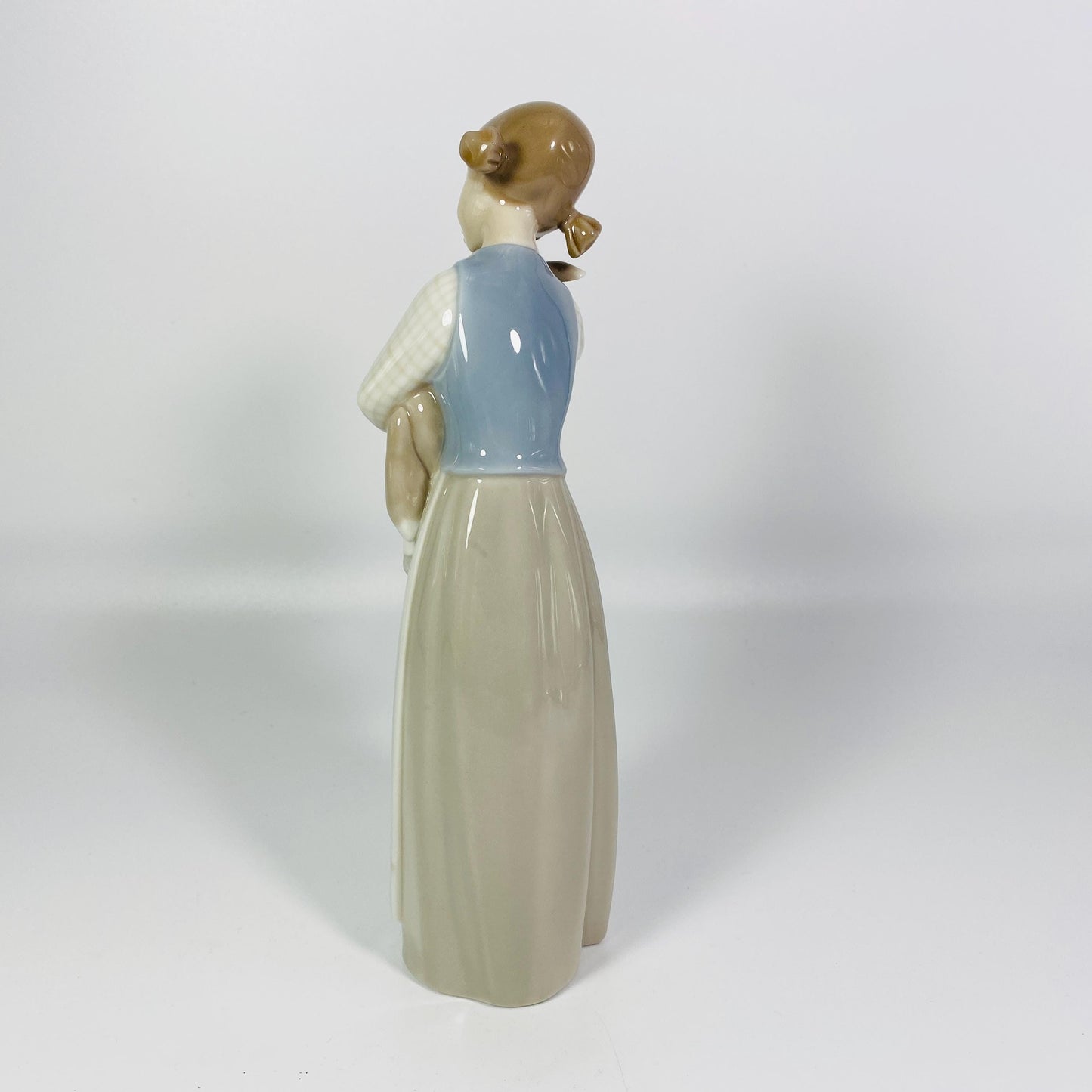 Lladro Girl carrying Lamb #1010 Porcelain Figurine