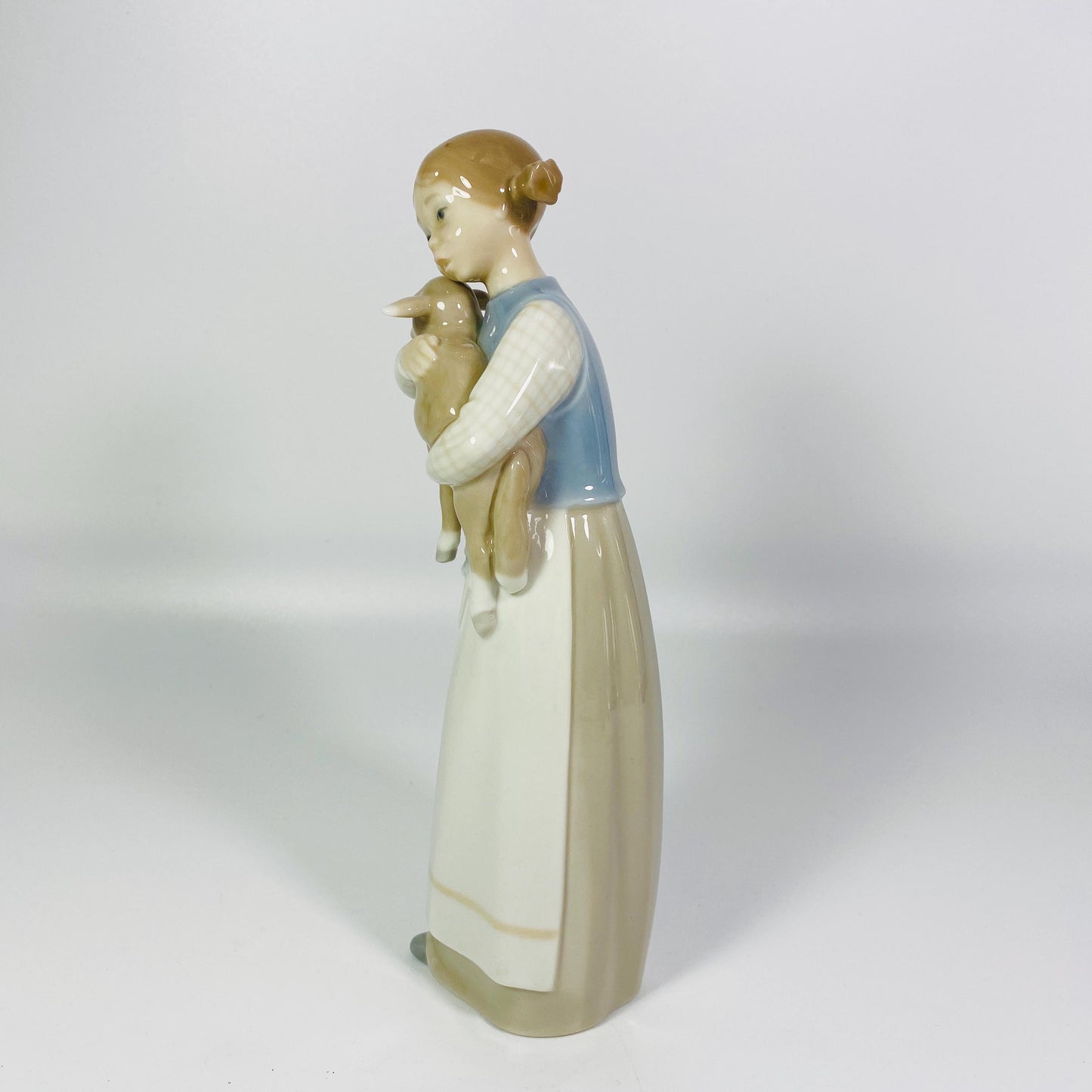 Lladro Girl carrying Lamb #1010 Porcelain Figurine