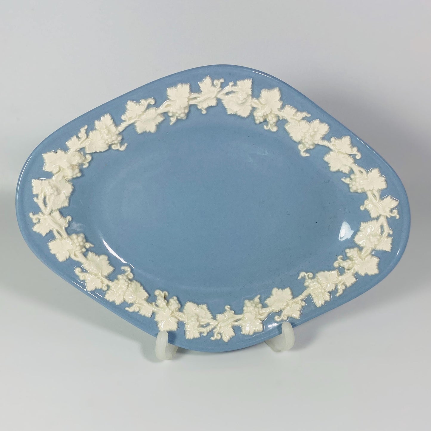1950s Wedgwood cream on lavender Etruria Barlaston Queens ware gravy boat with matching plate