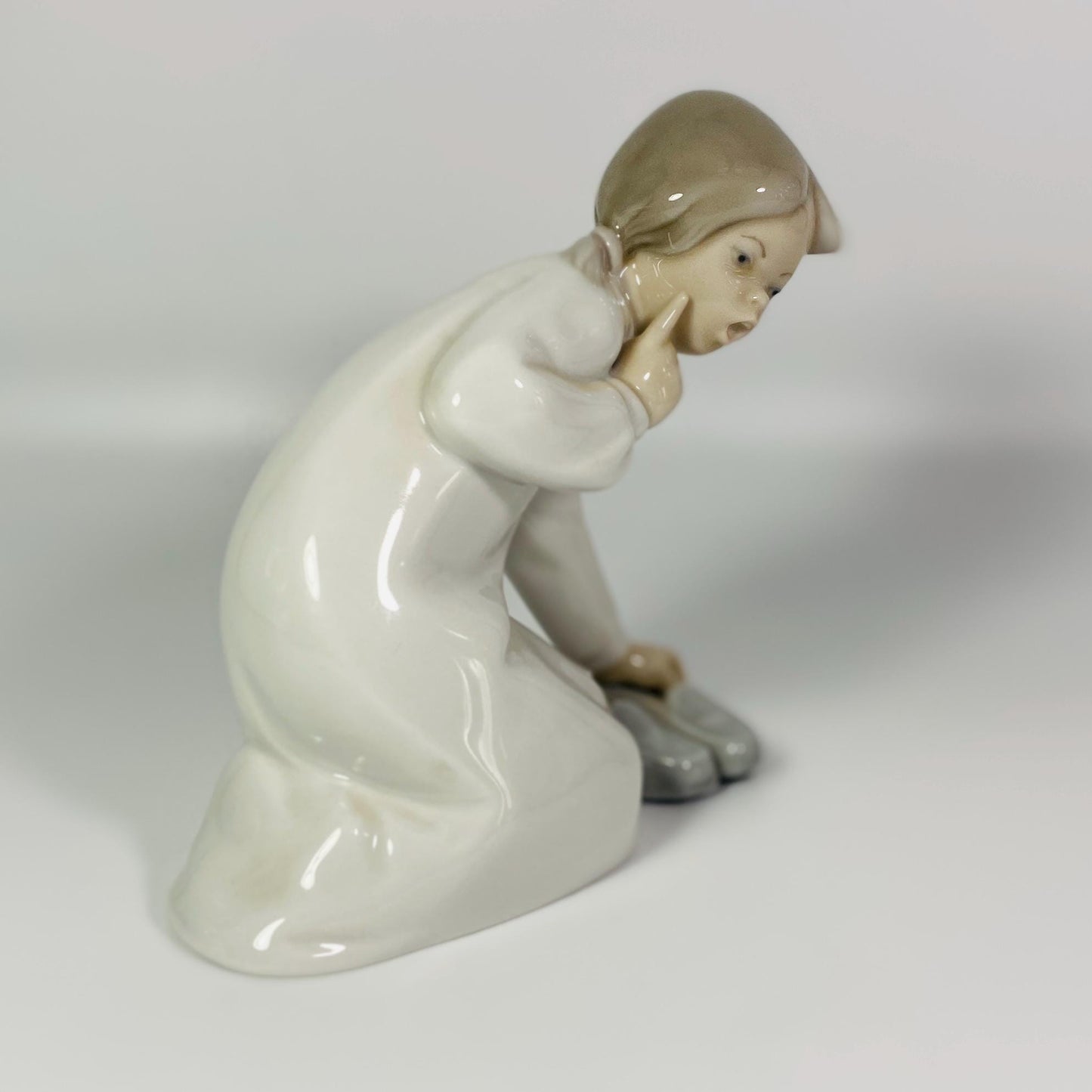 Retired VTG Lladro’ Little Girl With Slippers Porcelain Figurine Made 1977 -1984