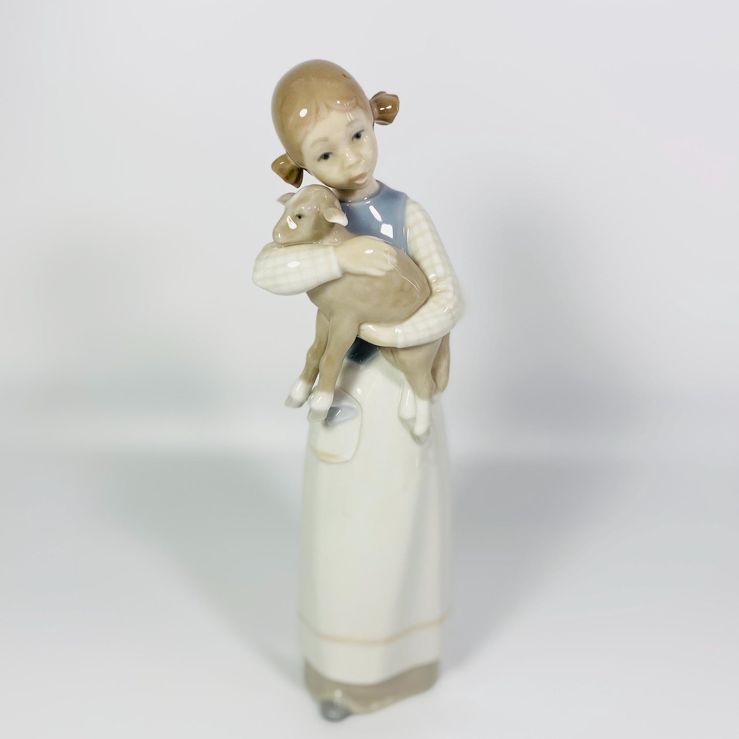 Lladro Girl carrying Lamb #1010 Porcelain Figurine