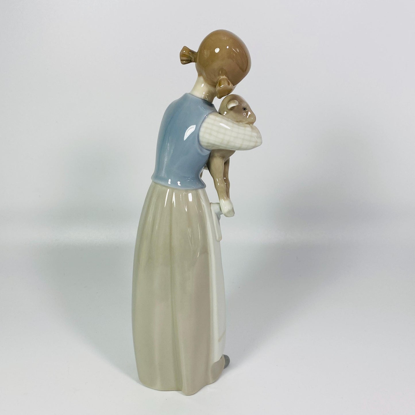 Lladro Girl carrying Lamb #1010 Porcelain Figurine