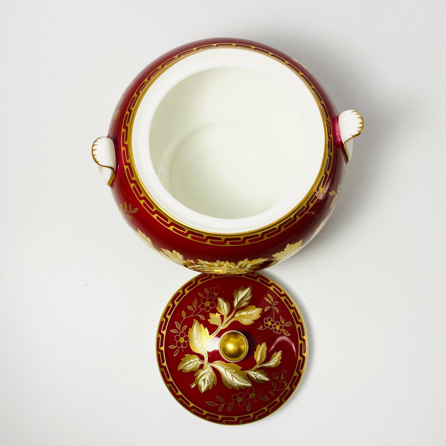 RARE !! Wedgwood Red Ruby Tonquin lidded sugar bowl Made in England