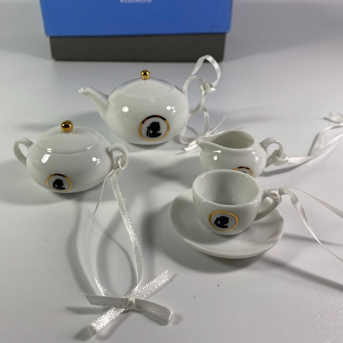 RARE !Wedgwood Cameo Tea Set in White4 decorative ornaments: Mini Set Christmas