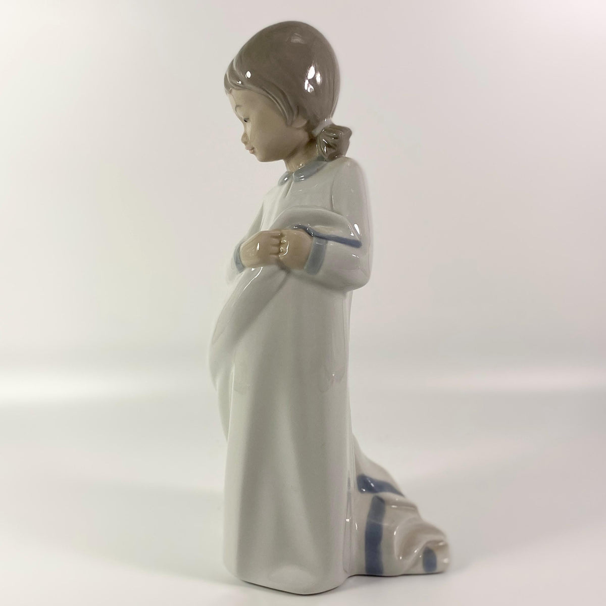 Lladro Nao Girl with her Comfort Blanket large 10 in figurine