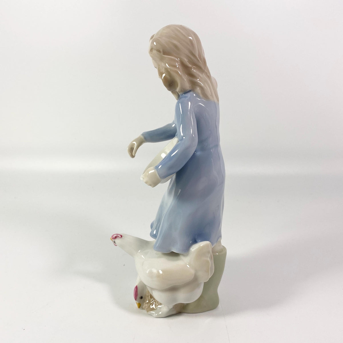 Royal Doulton Reflections Country Girl HN 3051 feeding chicken Figurine 1986