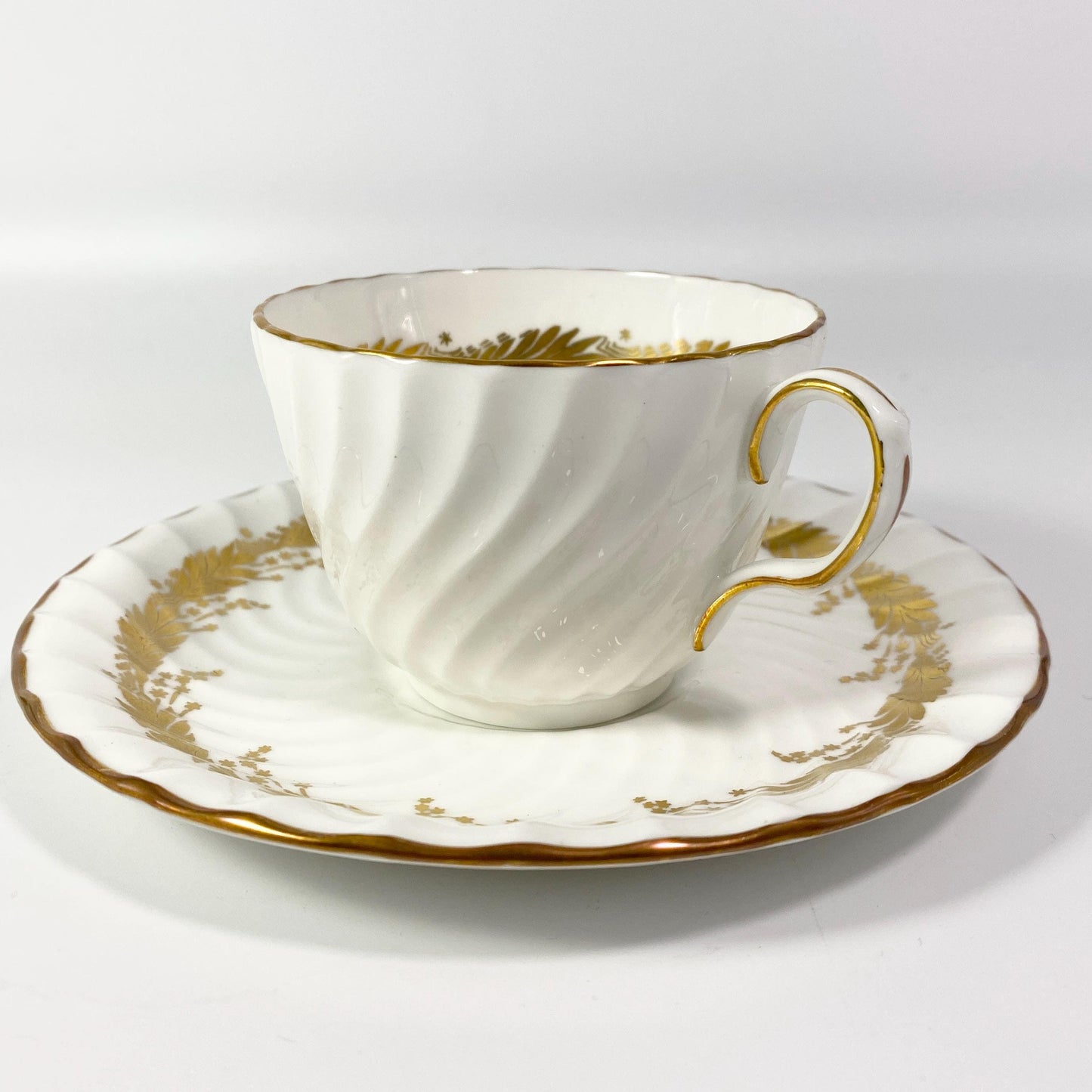 RARE !! 1939 Aynsley England KENT Tea cup saucer set 8170 Gold leaves swirl rim