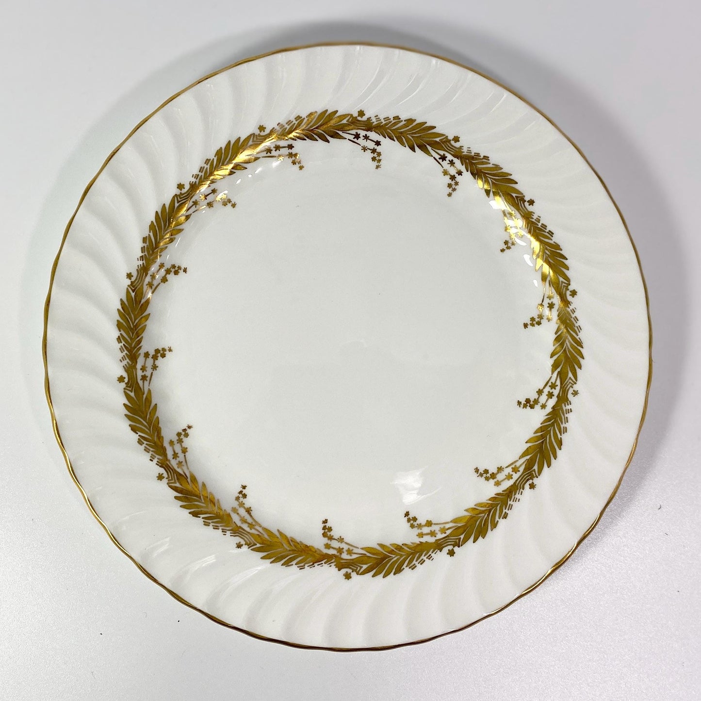 RARE !! Aynsley England Kent Pattern Bone China White & Gold 8 Inch salad Plate