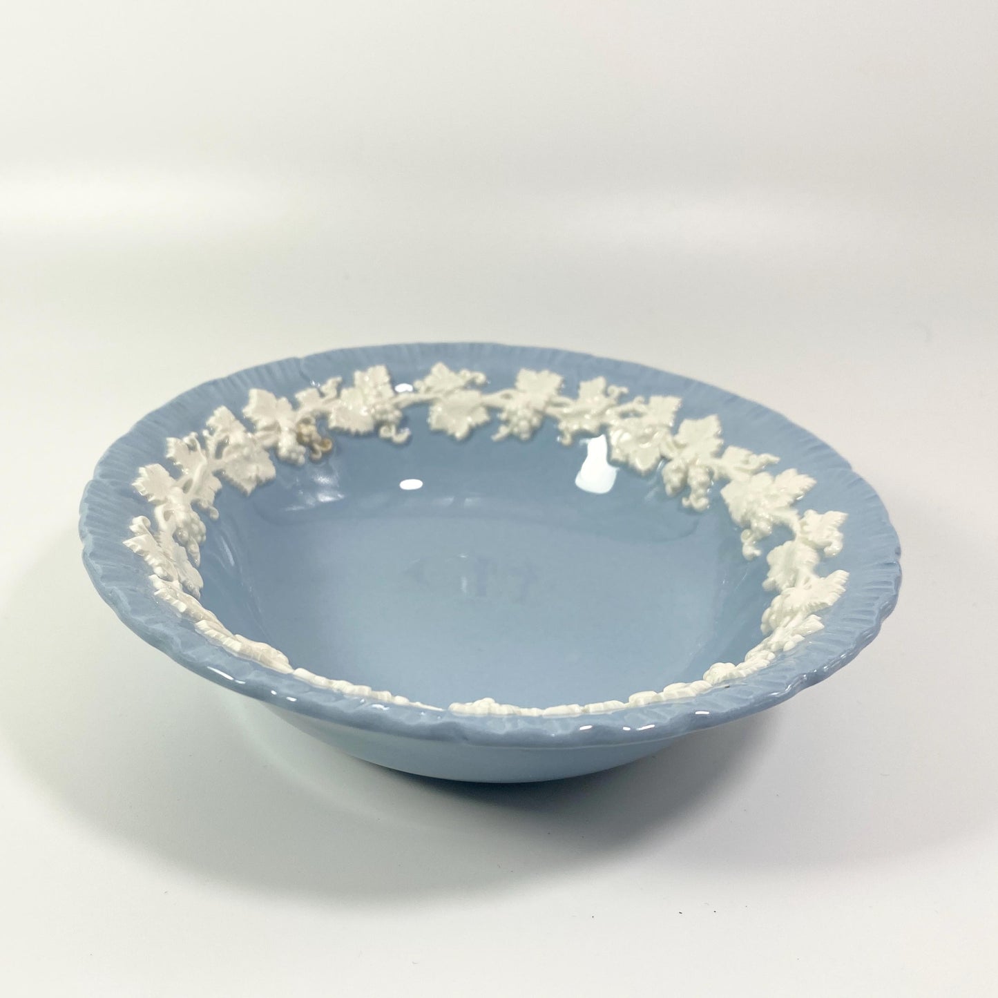 1950s wedgwood Queensware Blue shell edge round 6" inch bowl