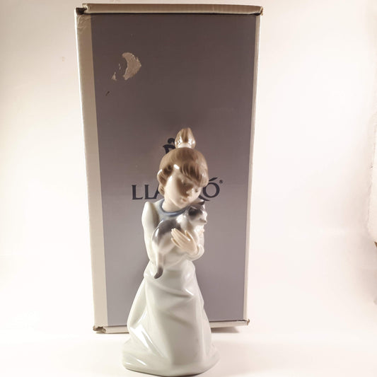 Lladro 5712 "Sleepy Kitten" girl holding a kitty cat in her arms with box