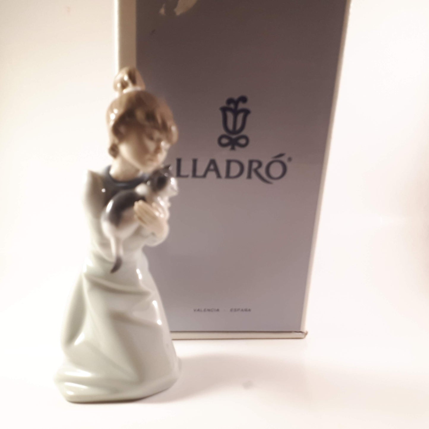 Lladro 5712 "Sleepy Kitten" girl holding a kitty cat in her arms with box