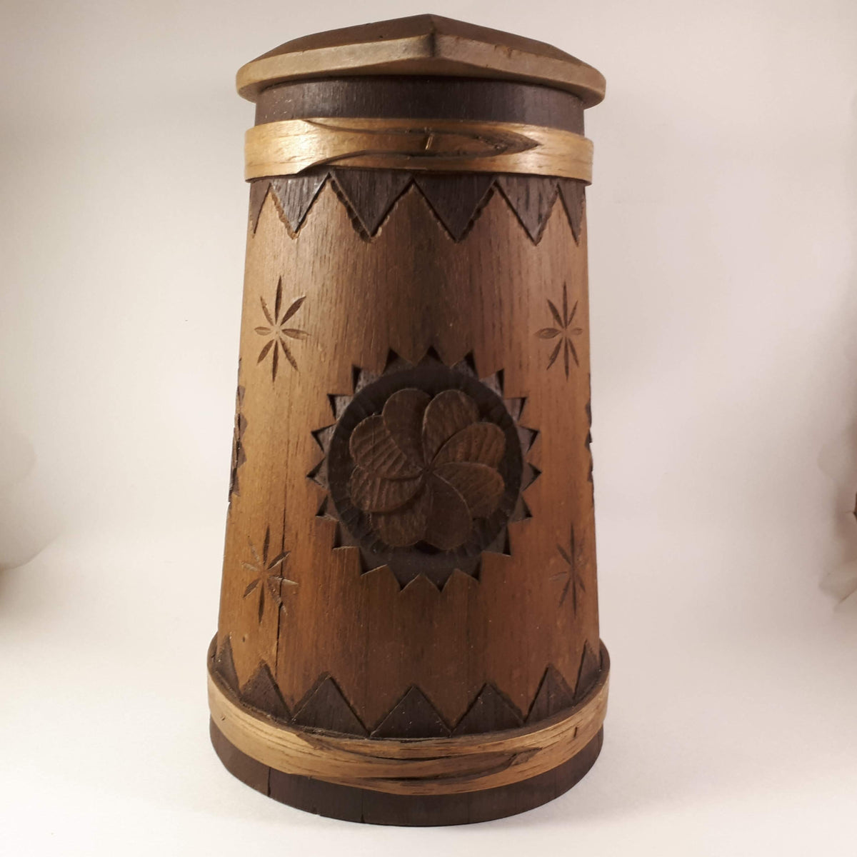 RARE !!! Vintage Wooden Lidded Beer Tankard with pretty crafted designs