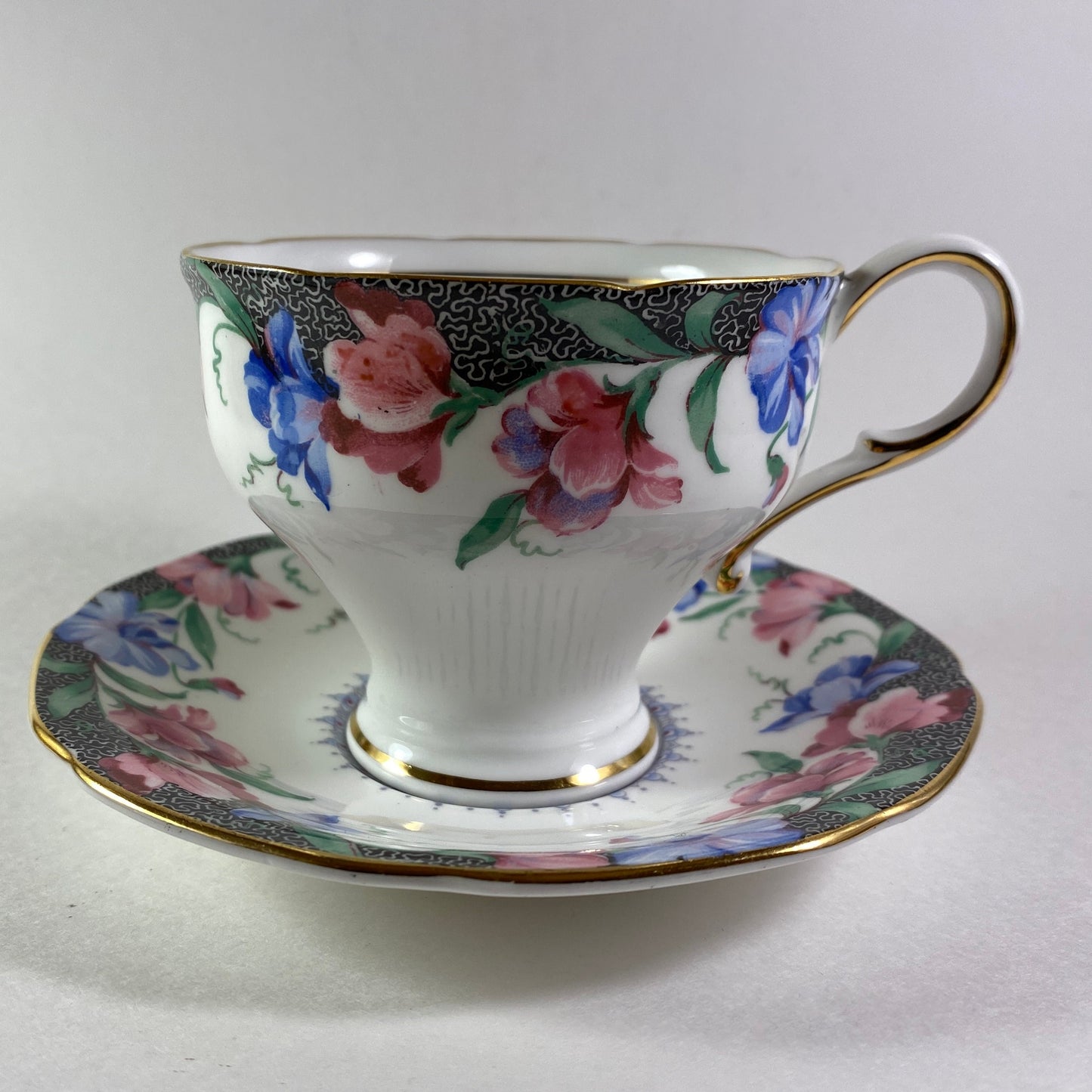 RARE !! Vintage Double warranted Paragon "Sweet pea" teacup and saucer