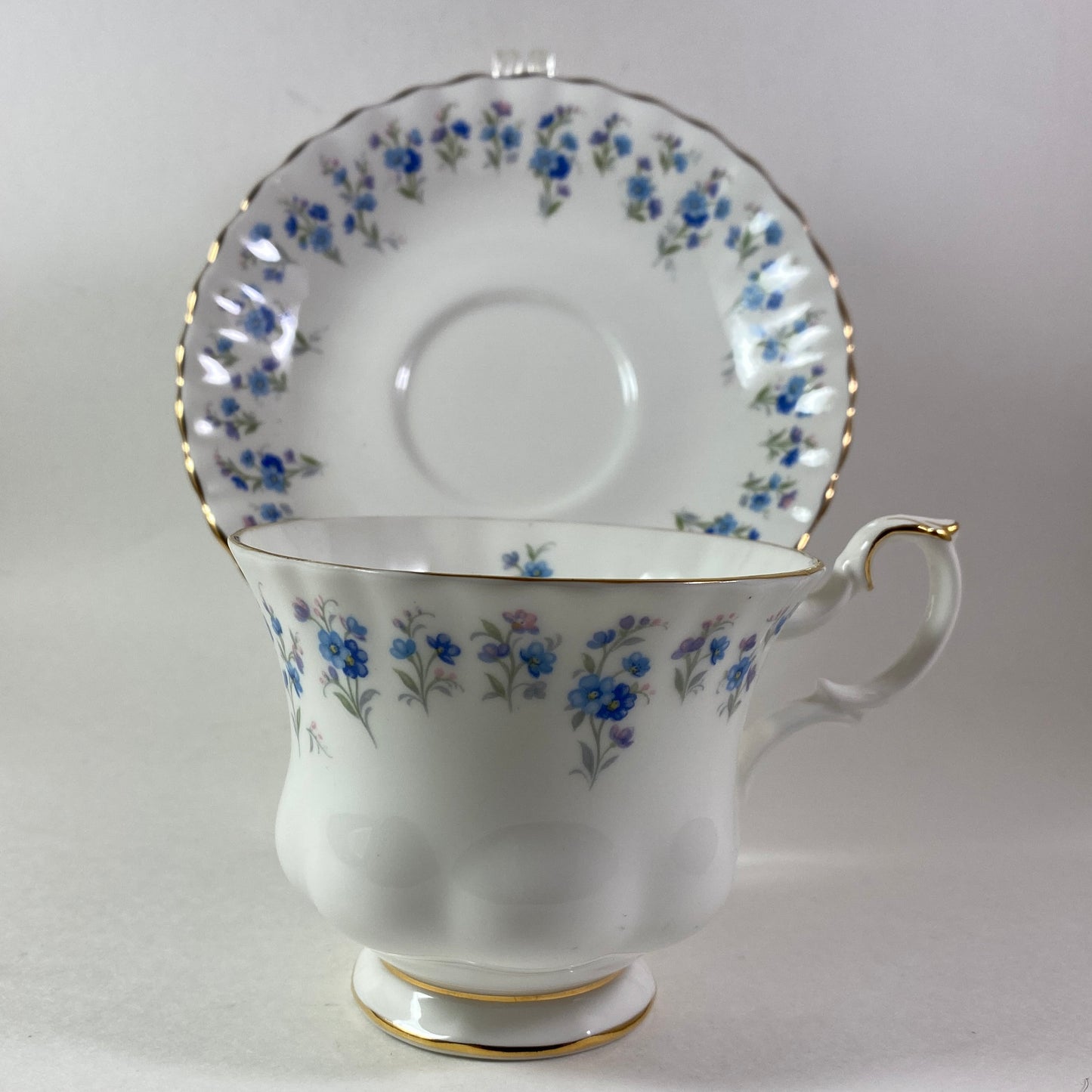 Inspiring Royal Albert "Memory Lane" teacup and saucer set