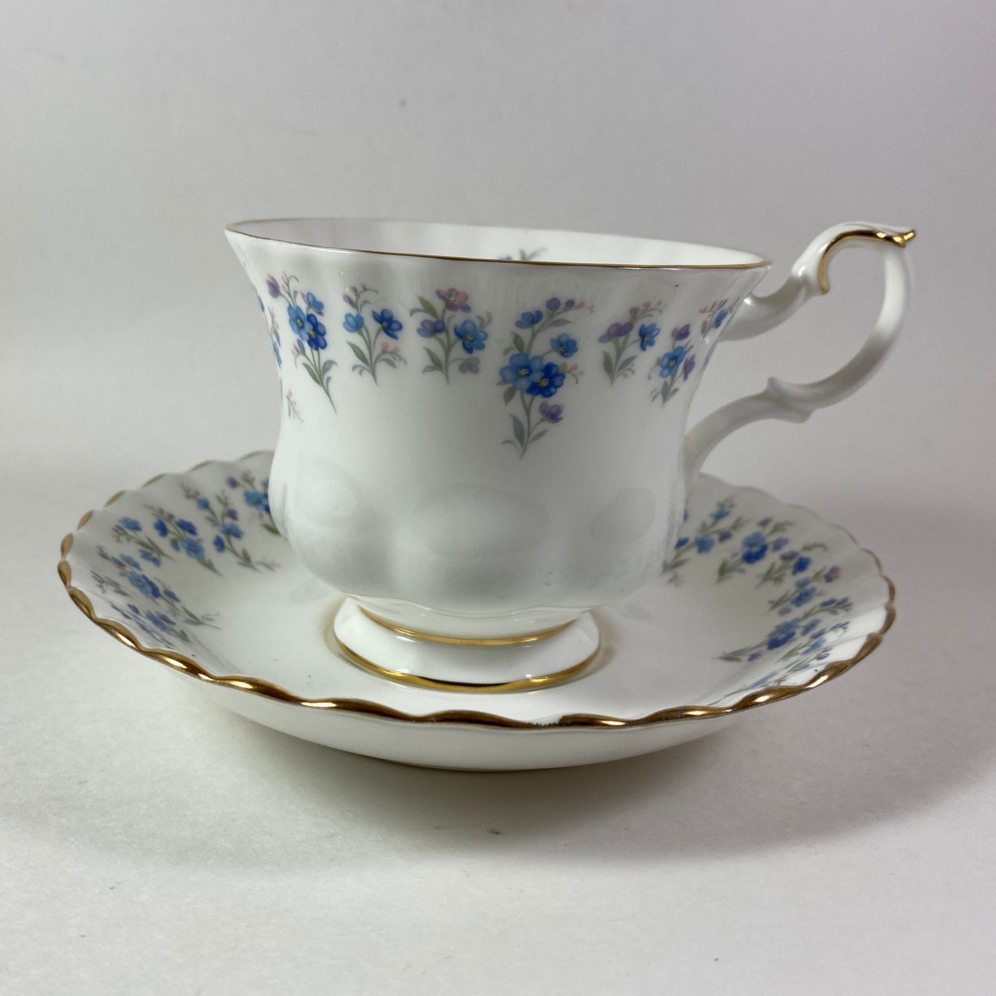 Inspiring Royal Albert "Memory Lane" teacup and saucer set