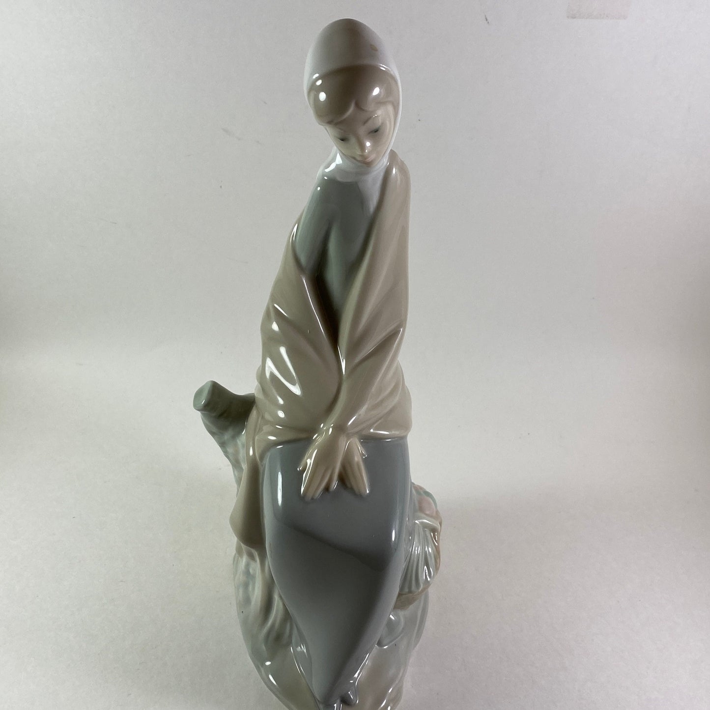 RARE Beautiful 9" Nao by Lladro girl sitting on a trunk with basket by her side