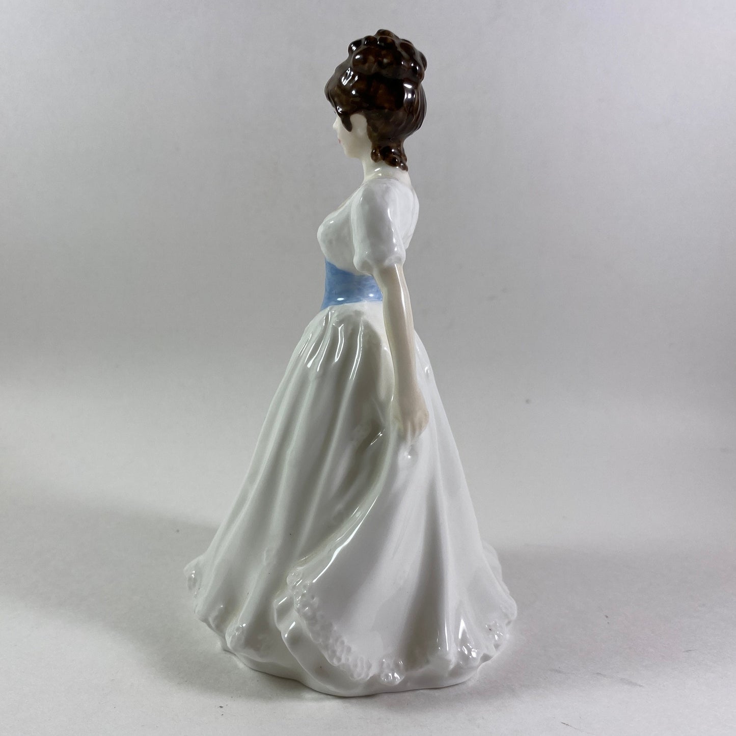 Royal Doulton Woman Figurine MELODY (HN4117) Lady Exclusively Collectors Club