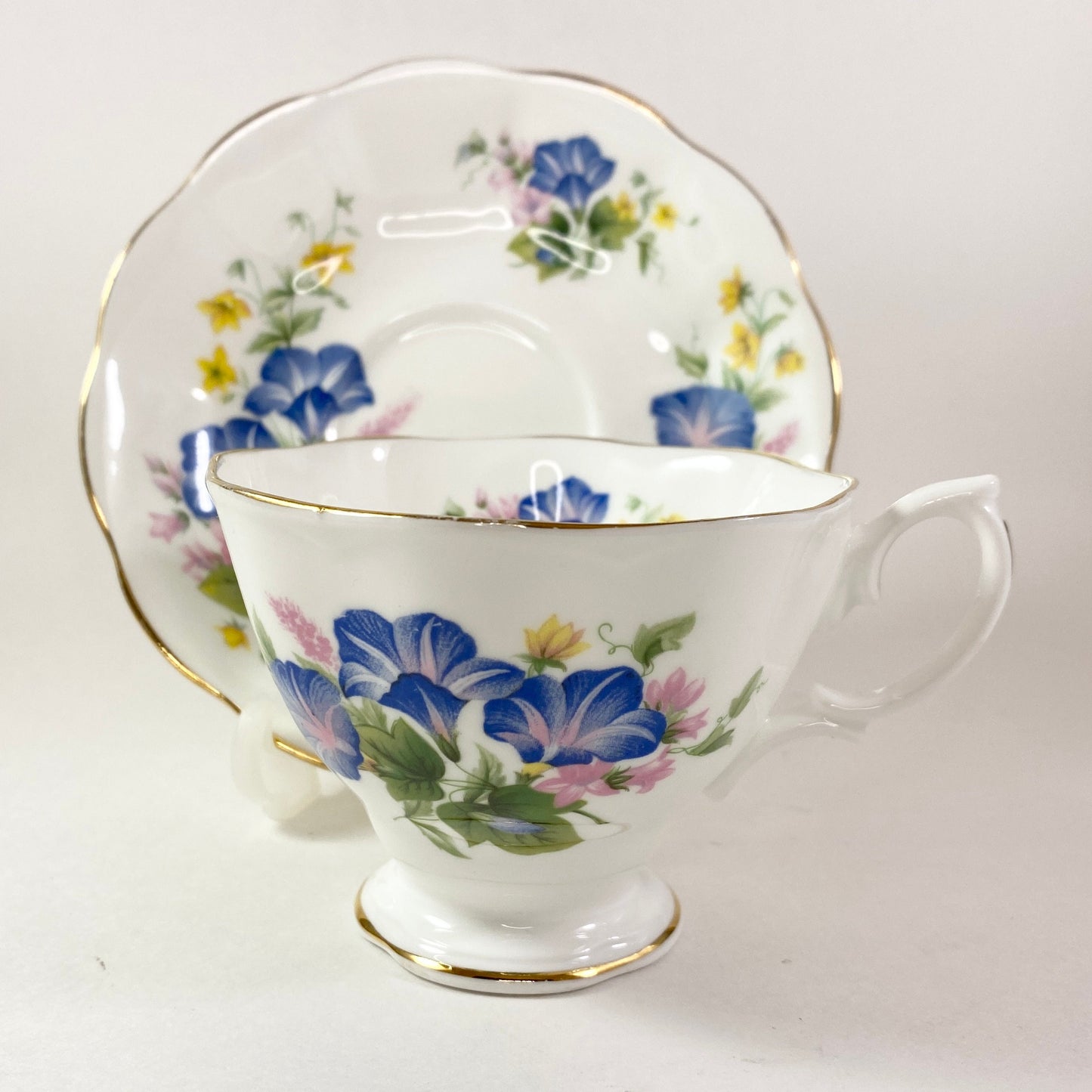 Stunning Royal Albert Petunias & floral teacup and saucer