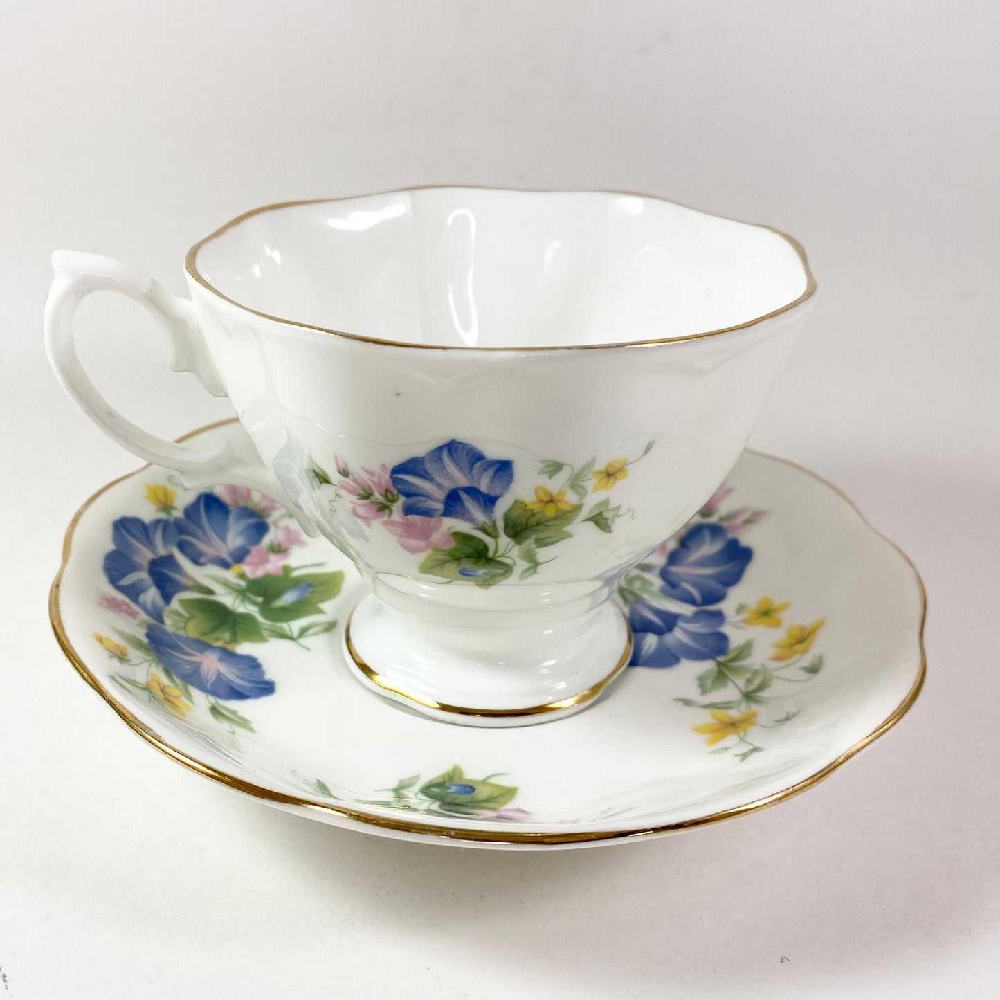 Stunning Royal Albert Petunias & floral teacup and saucer