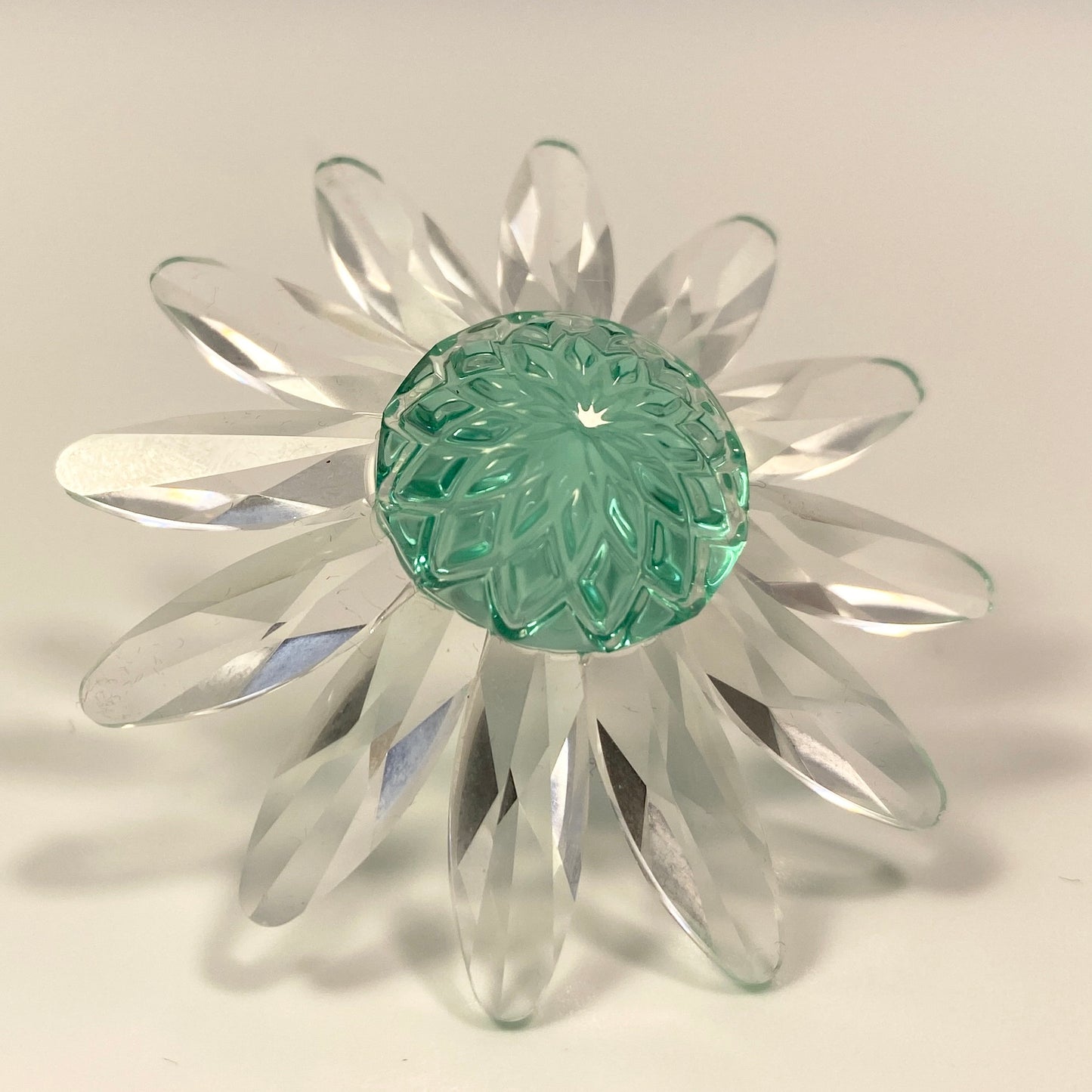 Swarovski Crystal SCS Green Daisy Flower Figurine, original Box