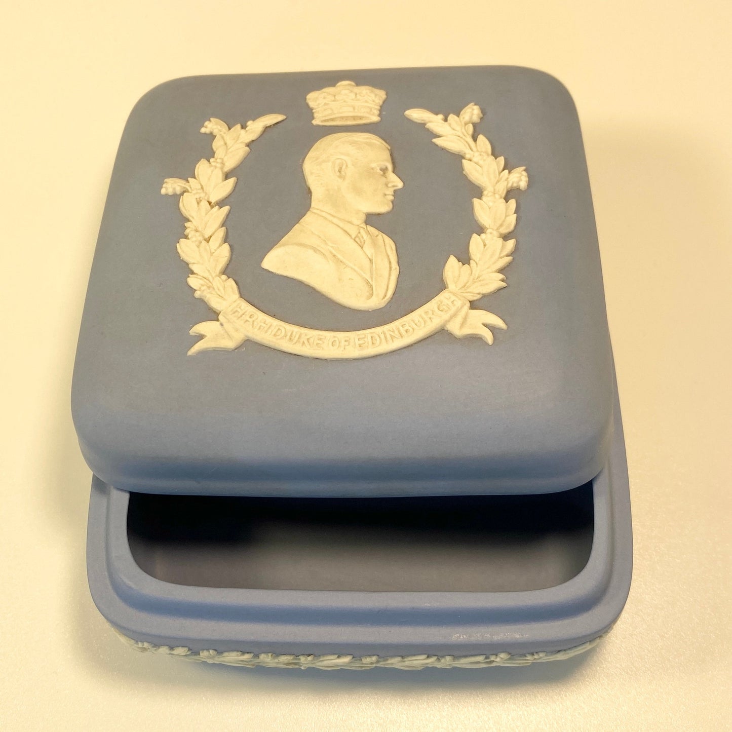 RARE !! Wedgwood Duke of Edinburgh blue jasperware 4" square Trinket