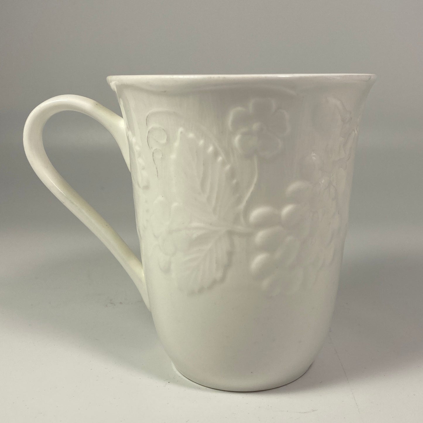 WEDGWOOD, 1992 Strawberry & Vine Bone China Coffee Mug