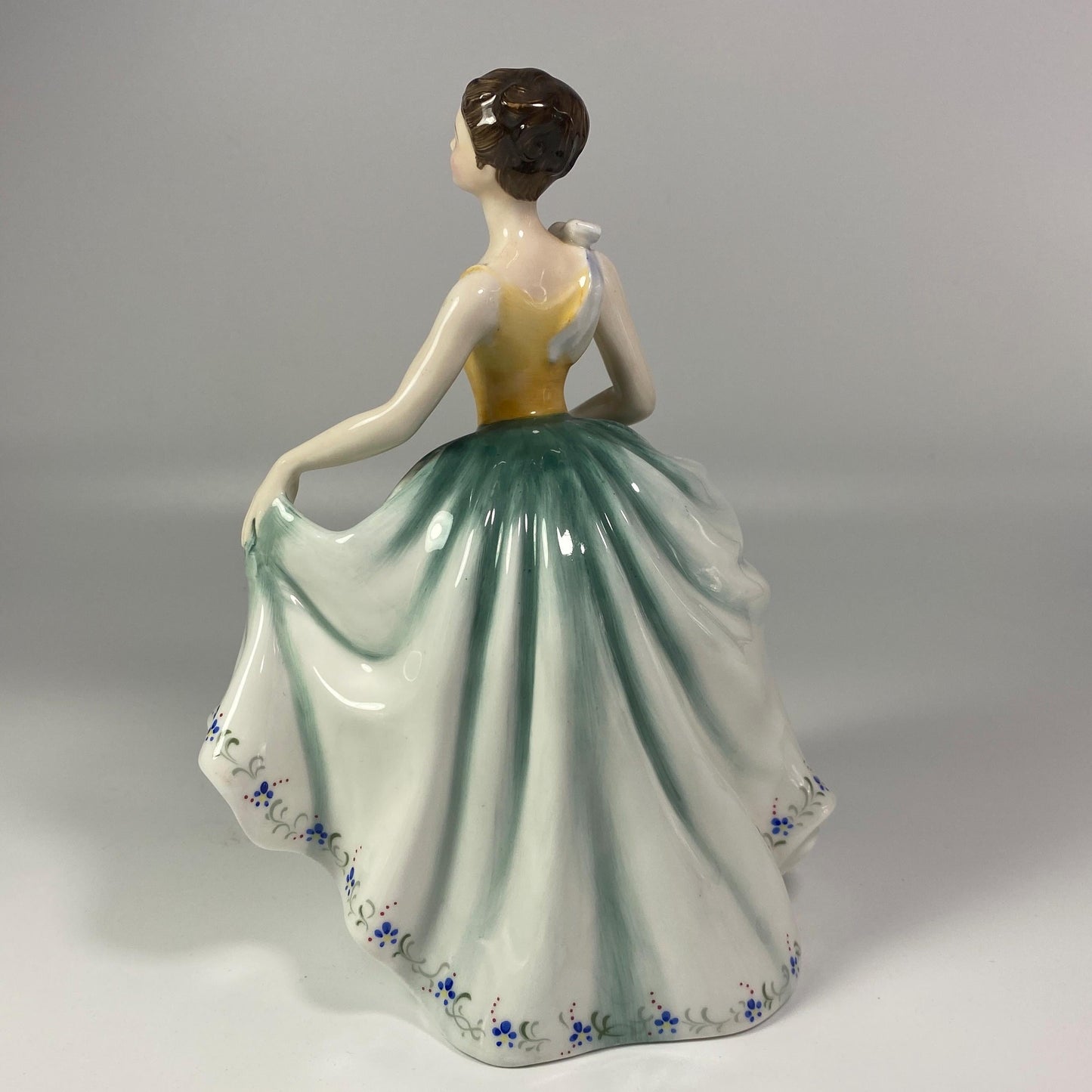 RARE !!! Royal Doulton Figurine Cynthia. Signed Peggy Davies HN2440