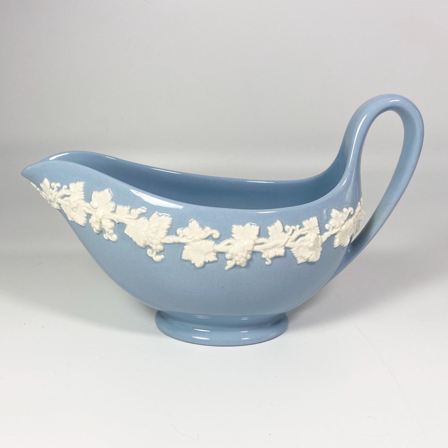 1950s Wedgwood cream on lavender Etruria Barlaston Queens ware  gravy boat with matching plate