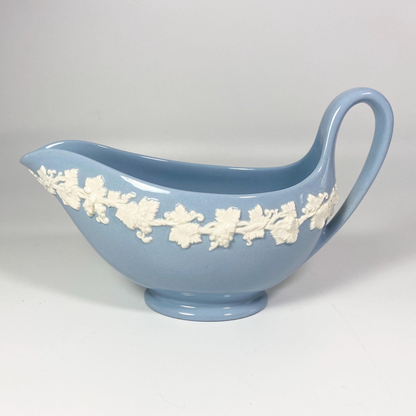 1950s Wedgwood cream on lavender Etruria Barlaston Queens ware  gravy boat with matching plate