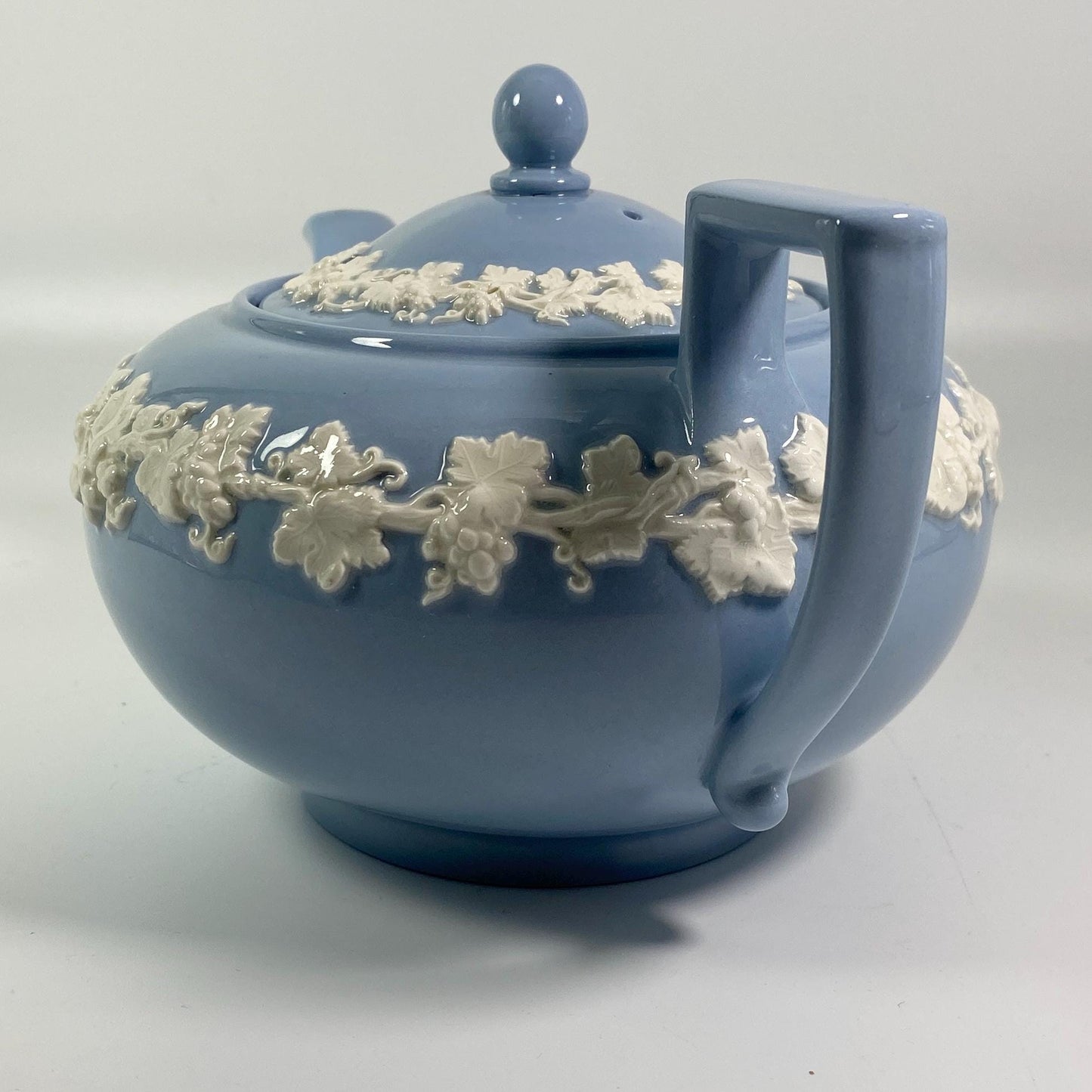 1950s RARE !! Wedgwood of Etruria Barlaston white embossed on blue teapot