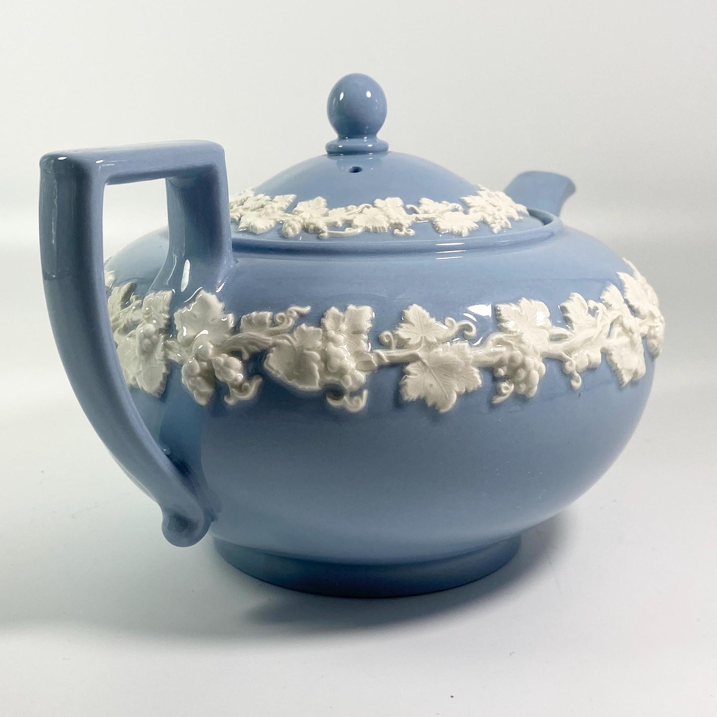 1950s RARE !! Wedgwood of Etruria Barlaston white embossed on blue teapot