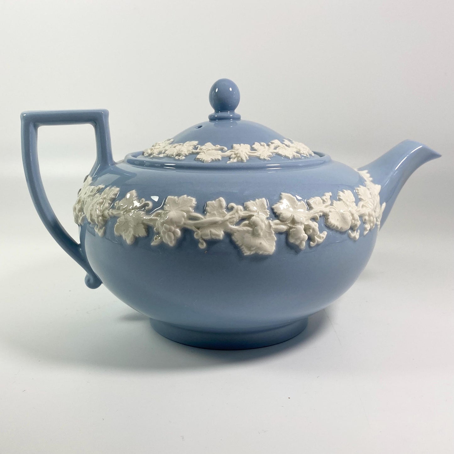 1950s RARE !! Wedgwood of Etruria Barlaston white embossed on blue teapot