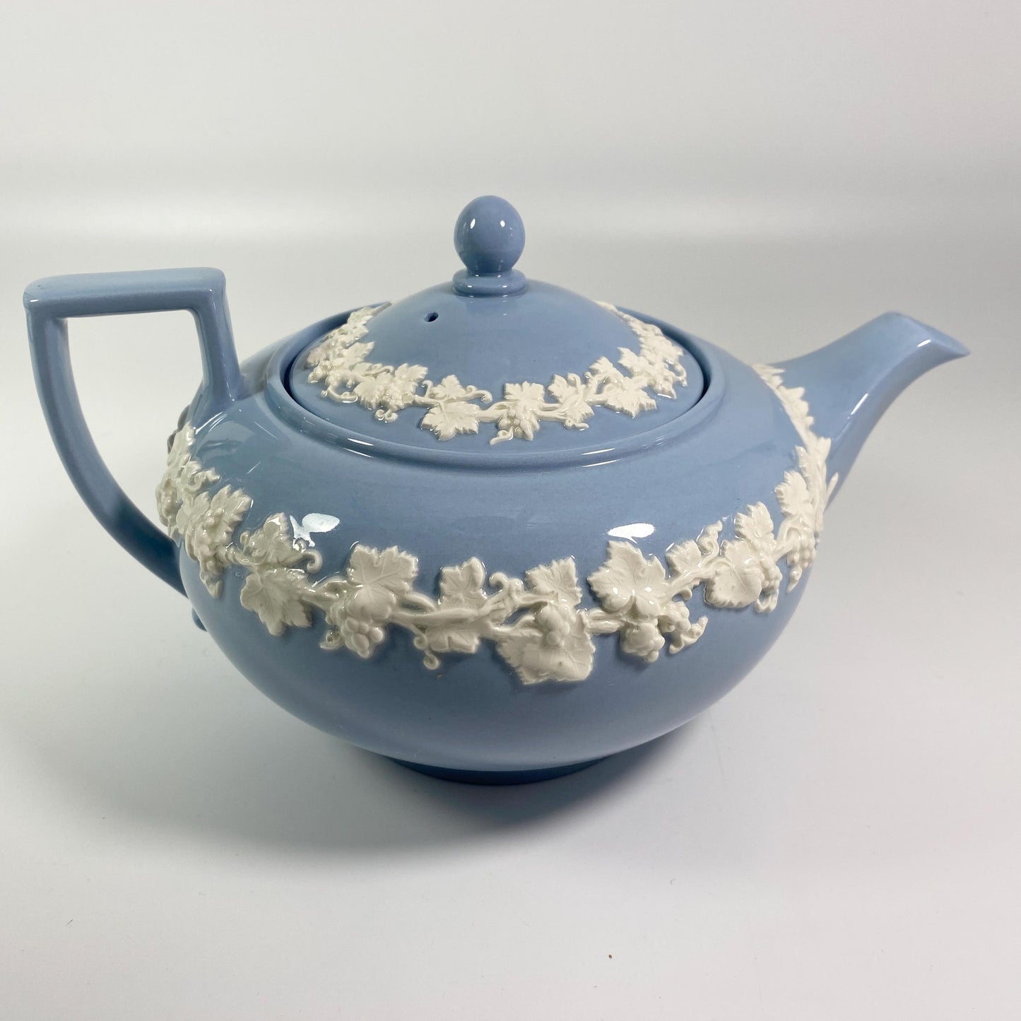 1950s RARE !! Wedgwood of Etruria Barlaston white embossed on blue teapot