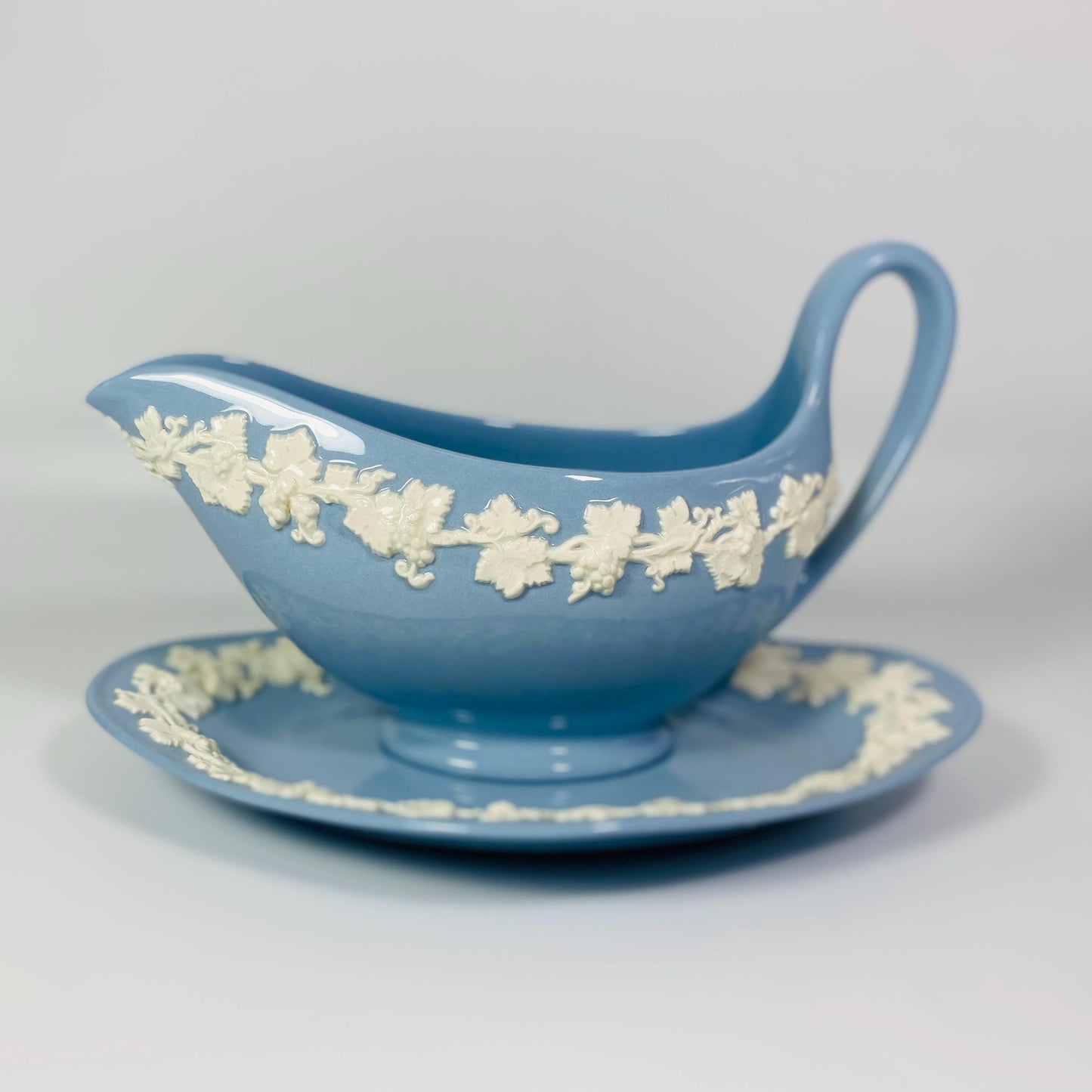 1950s Wedgwood cream on lavender Etruria Barlaston Queens ware  gravy boat with matching plate