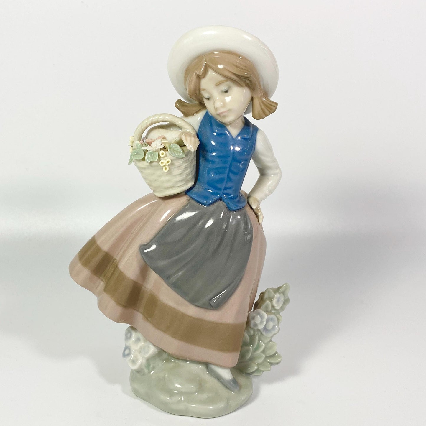 Lladro Sweet Scent Girl Porcelain Figurine w/ Flower Basket 6.5" Daisa #5221