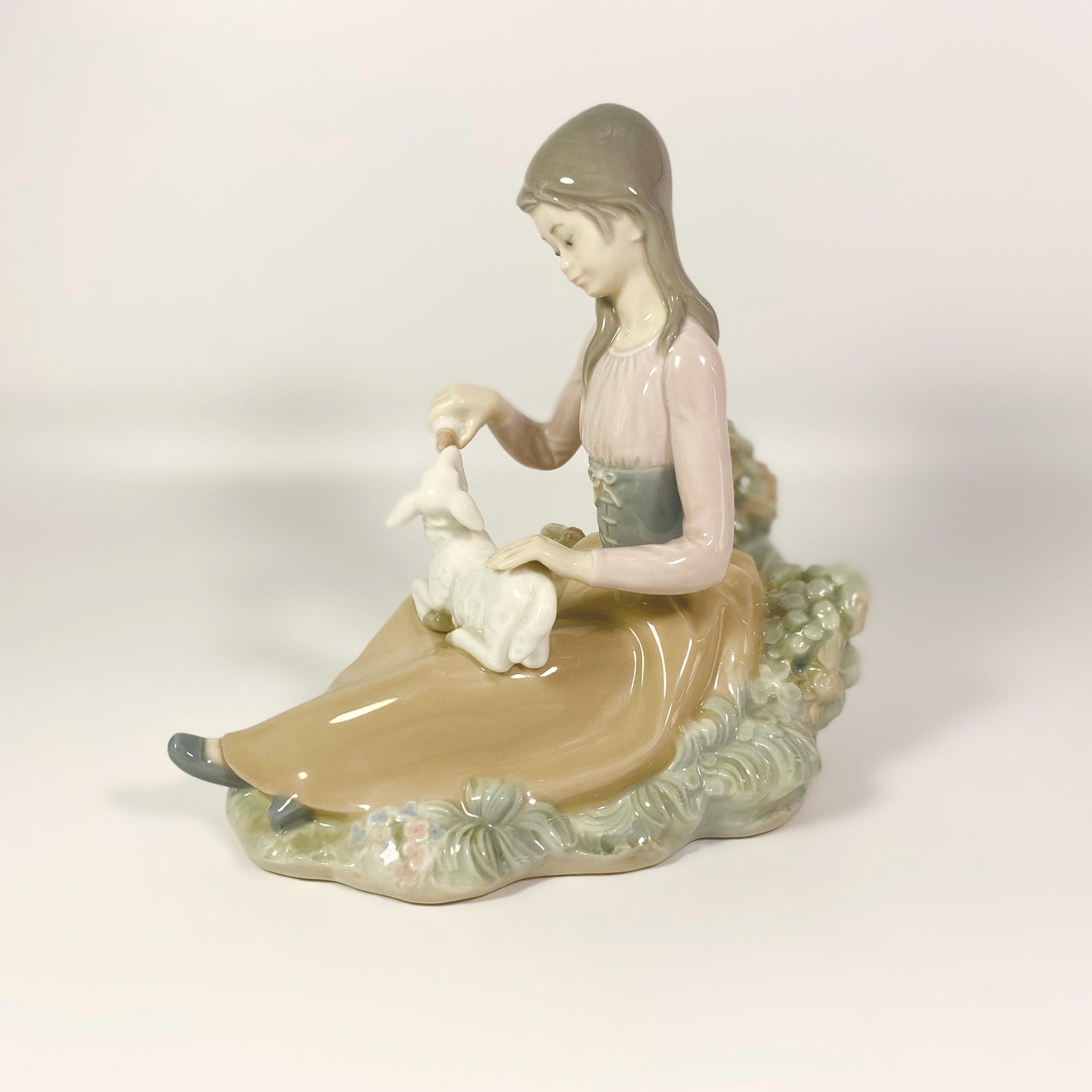 Lladro Figurine Little Bo Peep Feed time girl feeding lamb #1312 Retired Mint